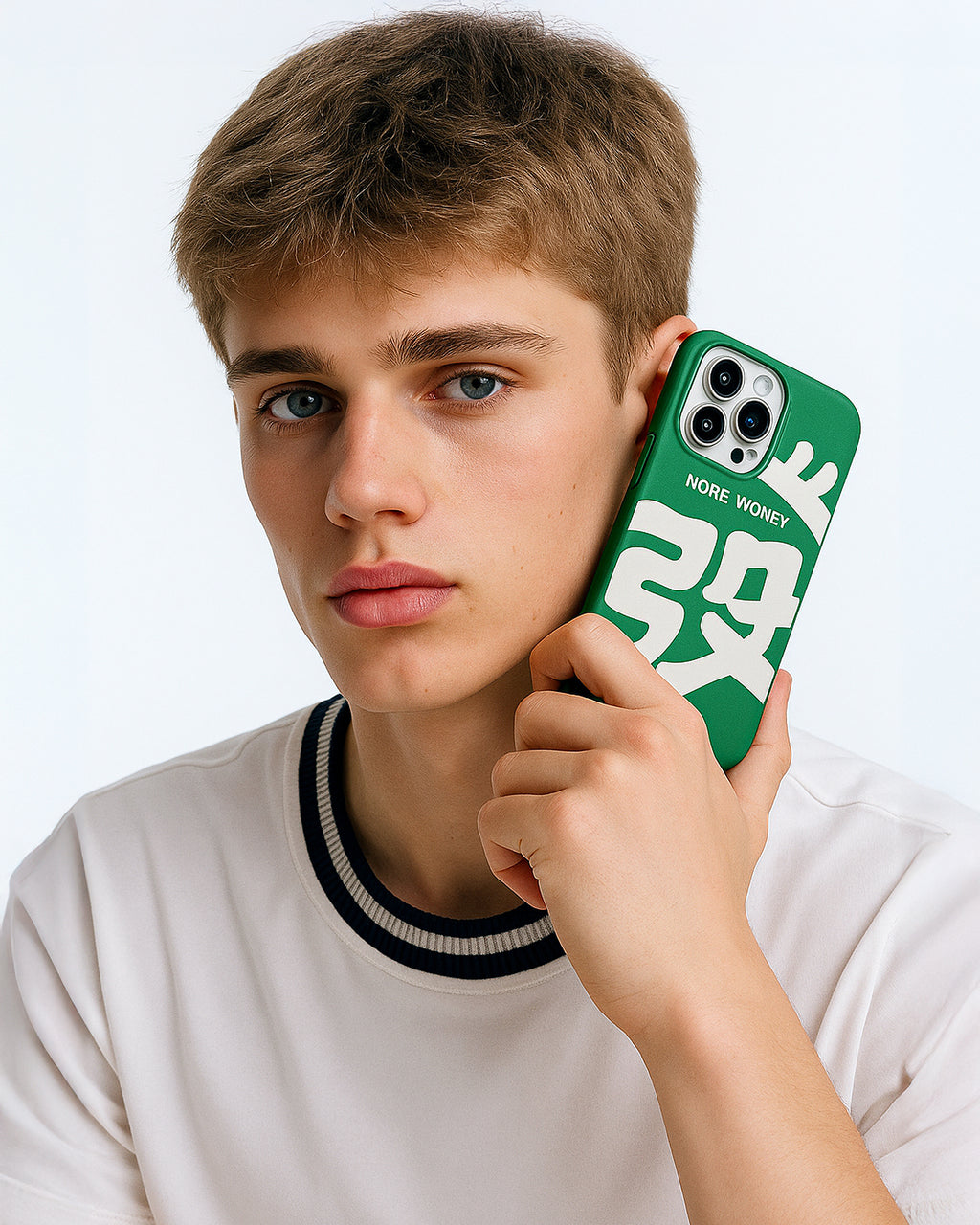 Zielone etui na telefon z napisem MORE MONEY od Zerone