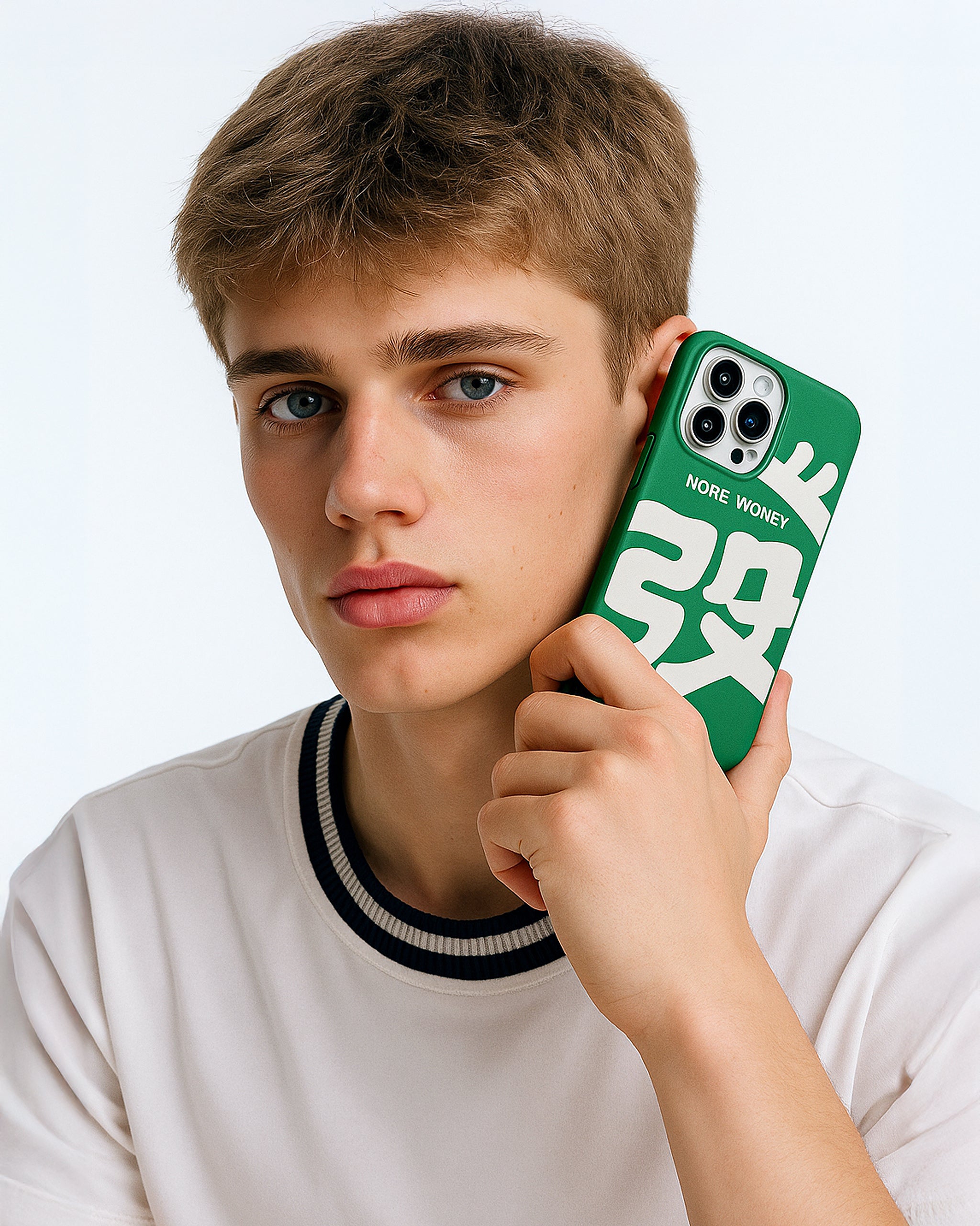 Zielone etui na telefon z napisem MORE MONEY od Zerone